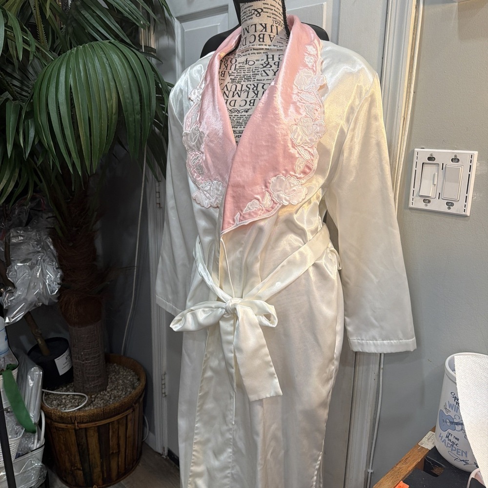 Victoria Secret Long Robe P/s White Satin Pink Embroidered Floral w Belt 553